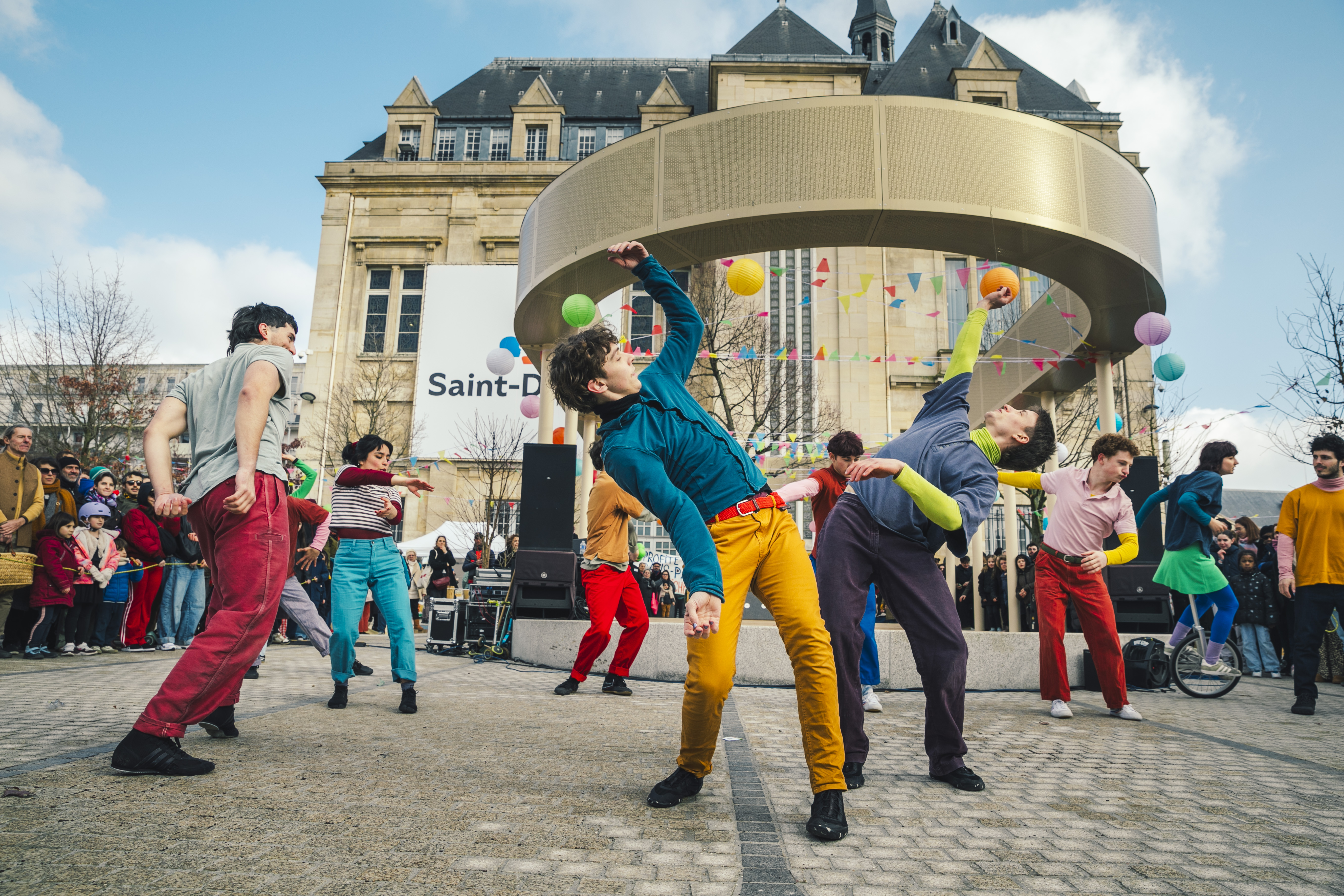 Spectacle vivant sur la place Jean-Jaurès de Saint-Denis
