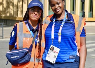 Deux volontaires Paris 2024 accueillent les athlètes