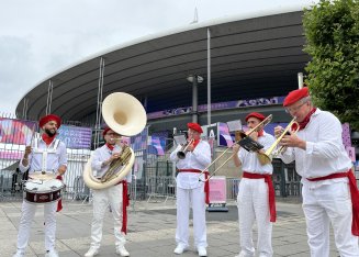Fanfare le long du parcours du relais