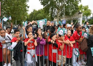 Le public dionysien lors du passage de la Flamme olympique