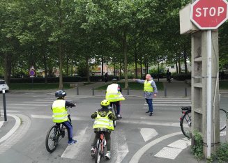 Les enfants ont circulé dans les rues à vélo