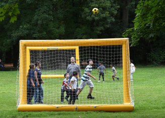 enfants jouant au football