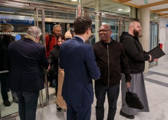 Les usagers étaient nombreux pour la réouverture du service de l'état civil au centre administratif de Saint-Denis le 13 février.