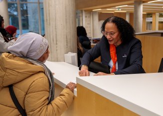 Les usagers étaient nombreux pour la réouverture du service de l'état civil au centre administratif de Saint-Denis le 13 février.