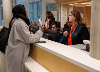 Les usagers étaient nombreux pour la réouverture du service de l'état civil au centre administratif de Saint-Denis le 13 février.