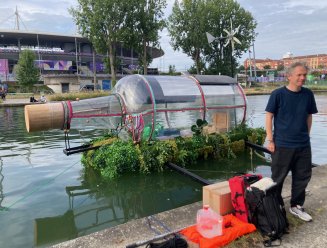 L'artiste Abraham Poincheval avant de rentrer dans sa Bouteille pour 10 jours