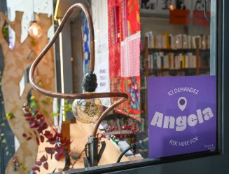 Stickers du dispositif sur une vitrine de commerce