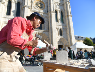 Tailleur de pierres devant la basilique Saint-Denis
