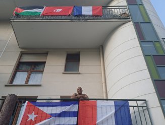 Drapeaux du monde entier accrochés aux balcons à Pleyel.