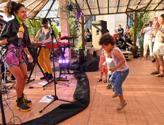 Danseurs et chanteurs sur la scène du spot