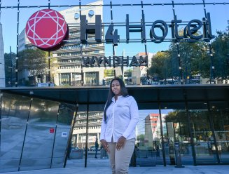 Salimata, réceptionniste au H4 hôtel, à Pleyel