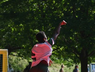 Enfant tirant un ballon de basket