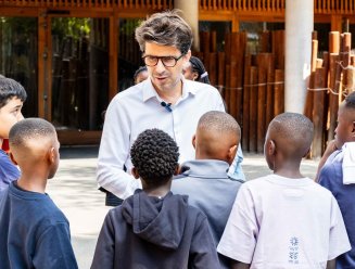 Le maire en présence d'enfants