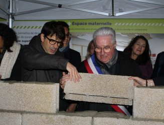 Pose de la première pierre par Mathieu Hanotin et Michel Fourcade