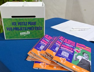Bulletin et urnes de vote pour le Budget Participatif 2024