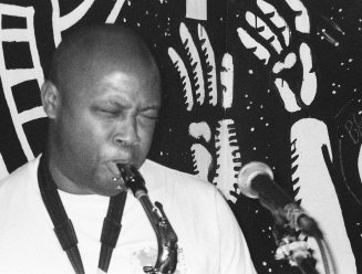 Dimitri Milbrun jouant du saxophone.