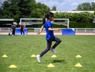 enfant faisant du sport