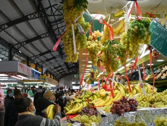 stand dans la halle du marché