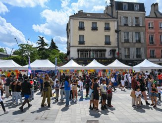 Place Victor Hugo avec des stand et une foule à l'occasion de la fête des enfants 2024