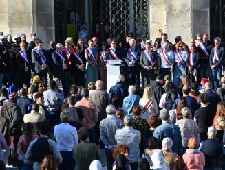 Illustration du rassemblement sur le parvis de la mairie de Saint-Denis