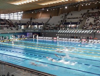 Des athlètes en train de nager dans le bassin du Centre aquatique olympique.