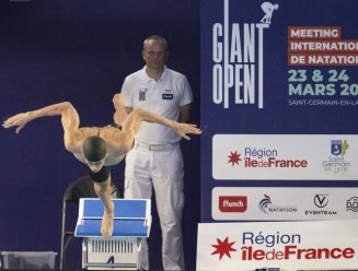 Un nageur plonge lors du Giant Open.