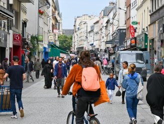Rue de la république de Saint-Denis avec des passants