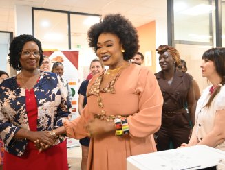 Oumou Sangaré et la directrice de l'association Ikambere