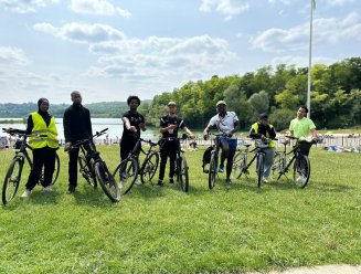 groupe de jeunes à vélo