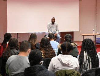 Formateur devant une audience d'adolescents