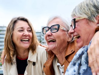 seniors riant aux éclats