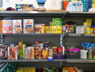 Rayon d'une épicerie remplie de produits alimentaires 