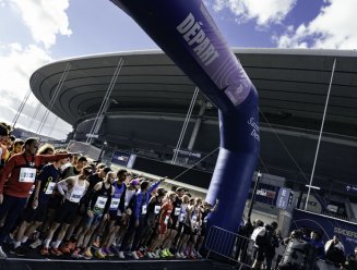 Ligne de départ les Voies Royales devant le Stade de France