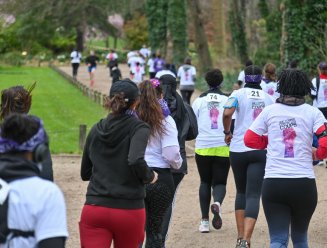 un groupe de femme qui court