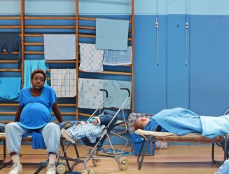 personnes dans un gymnase, abri de fortune