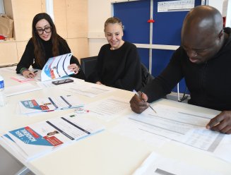 3 personnes lisant des dossiers