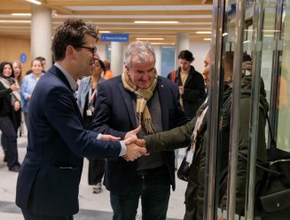 Le maire Mathieu Hanotin accueille les usagers dans le nouveau centre administratif