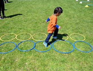 enfant faisant du sport