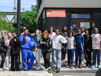 Groupe de jeune devant Espace Jeunesse