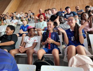 Les enfants ont pu regarder Léon Marchand nager.