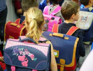 Enfants portant des cartables