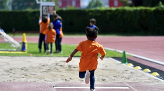 Jeune Dionysienne en train de courir