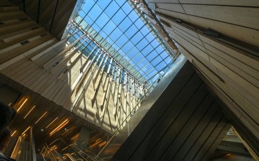 Puits de lumière à l'intérieur de la gare Saint-Denis Pleyel