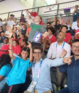 Le maire accompagne les enfants au stade de France