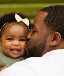 Un papa avec sa petite fille
