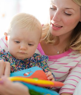 Assistante maternelle avec un bébé