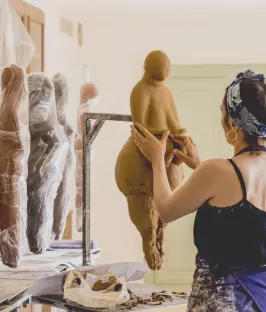 Prune Noury dans son atelier