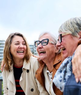seniors riant aux éclats