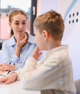 orthophoniste en séance avec un enfant